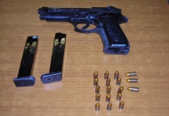 I carabinieri arrestano quattro persone e trovano una pistola semiautomatica